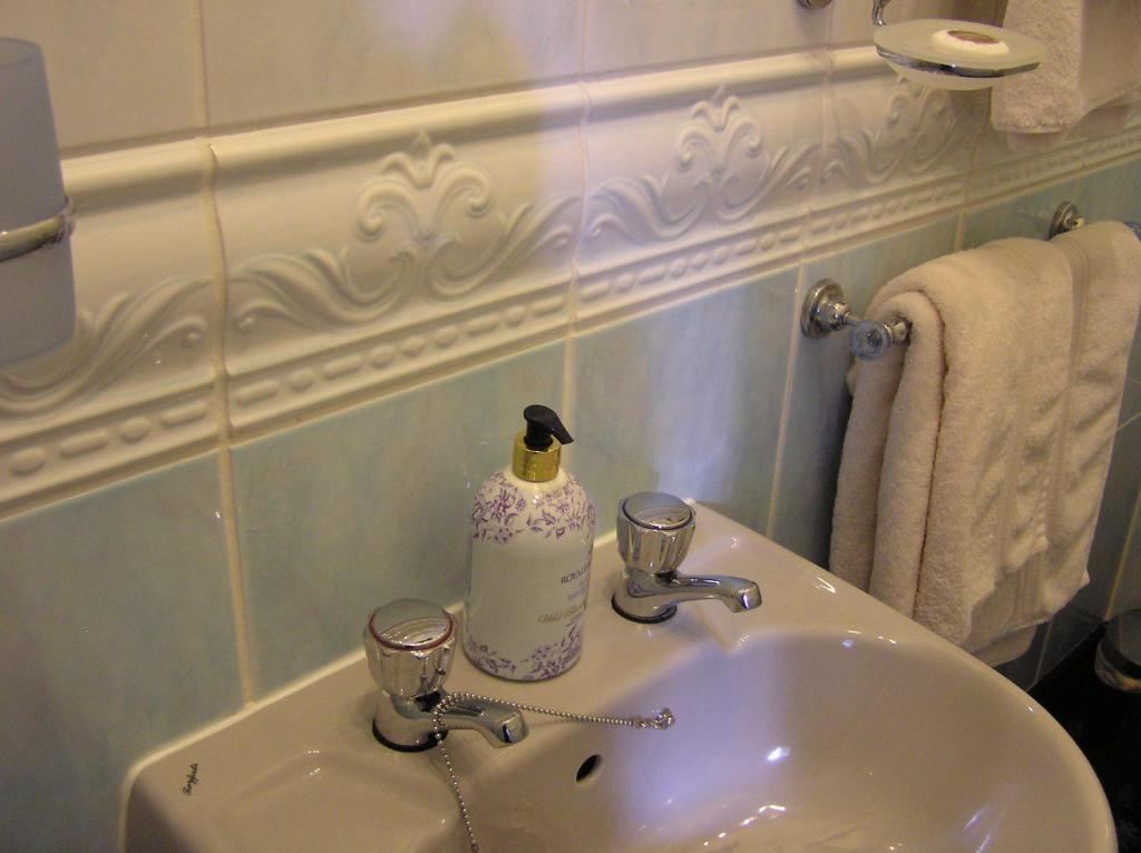 Ensuite bathroom sink at Kays Cottage