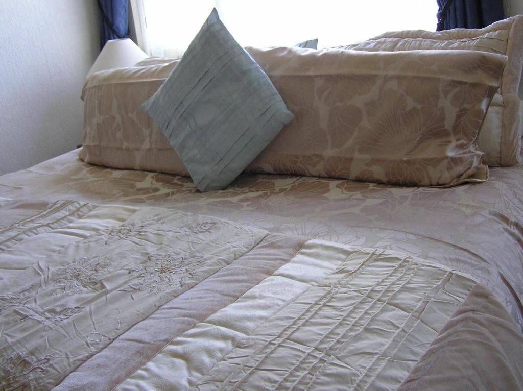 Double room with cream bedding at Kays Cottage